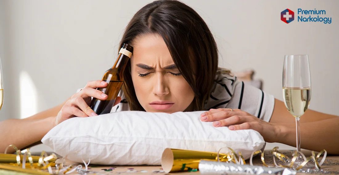 Женщина страдает от головной боли